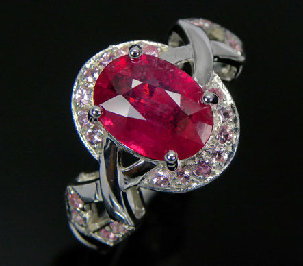 Кольцо с крупным красным и розовыми сапфирами