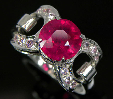 Кольцо с красным и розовыми сапфирами