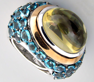 Крупное кольцо с кабошоном цитрина и топазами