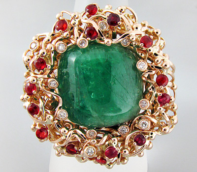 Кольцо с крупным изумрудом, рубинами и бриллиантами