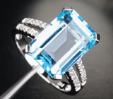 Кольцо с голубым топазом и бриллиантами Золото