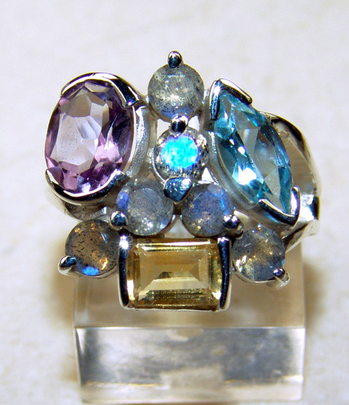 Кольцо  с яркими и чистыми цитрином, аметистом, голубым топазом и лабрадоритами