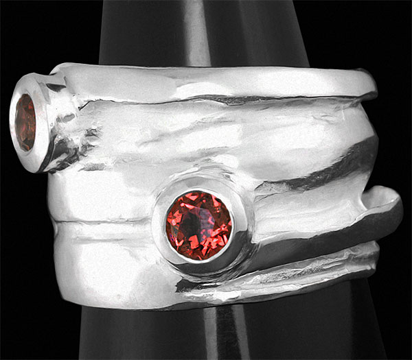 Широкое кольцо с гранатами