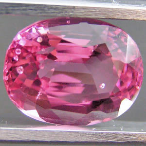 Крупная "неоновая" розовая шпинель 4,54 карат
