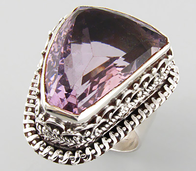 Стильное кольцо с аметистом