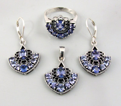 Великолепный комплект из коллекции "Spring" с танзанитами
