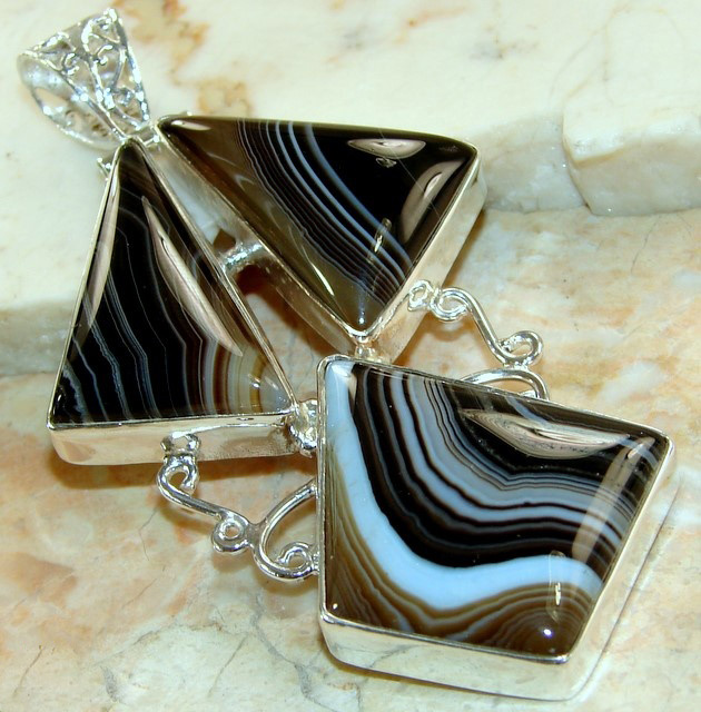 Крупный кулон с замечательными агатами