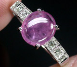 Кольцо с кабошоном пурпурного сапфира и топазами Серебро 925