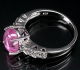 Кольцо с кабошоном пурпурного сапфира и топазами Серебро 925