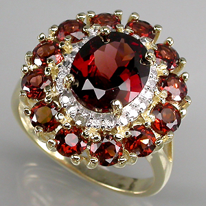 Кольцо из коллекции "Mia" с гранатами и бриллиантовыми акцентами