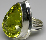 Массивное кольцо с крупным цитрином оттенка "зеленое золото" Серебро 925