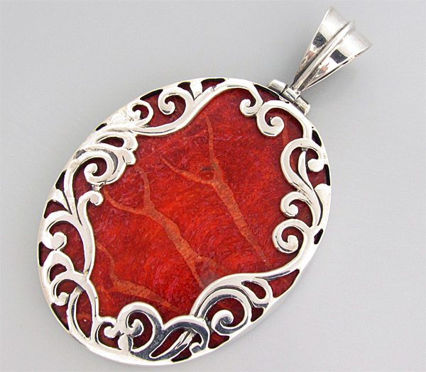 Крупный ажурный кулон с кораллом