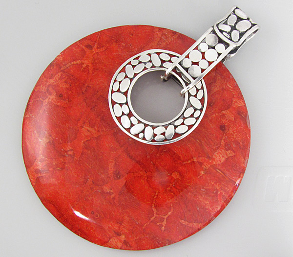 Крупный массивный кулон с кораллом