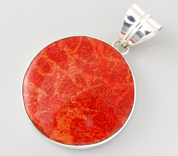 Кулон с ярко-красным кораллом