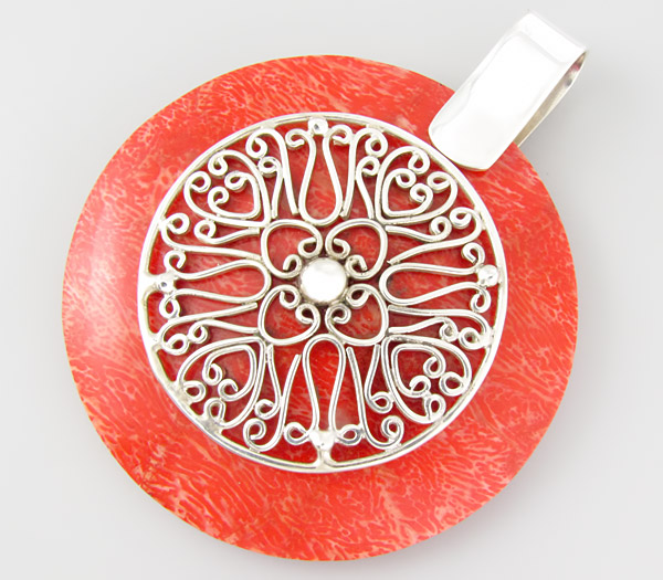 Стильный кулон с кораллом