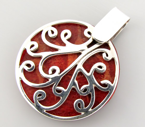 Кулон с кораллом