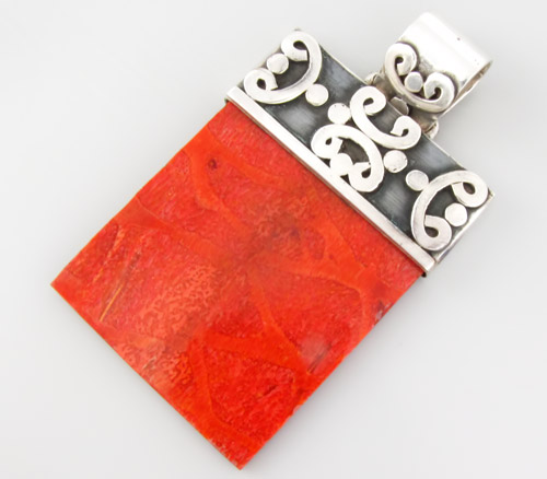 Стильный кулон с кораллом