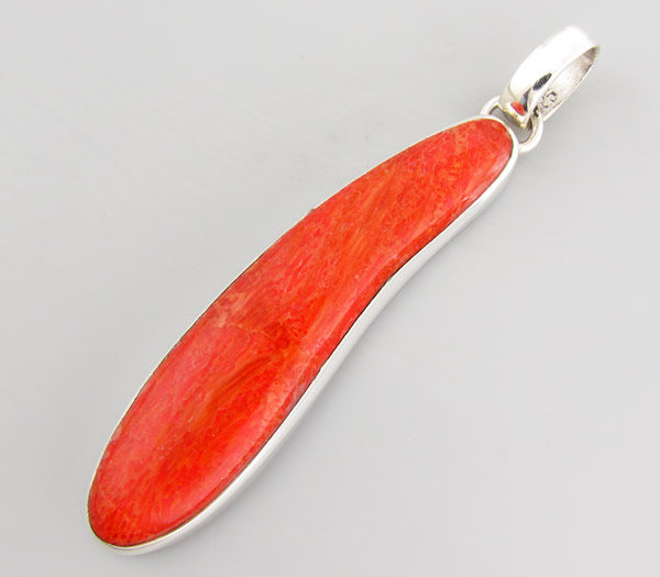 Эффектный кулон с кораллом
