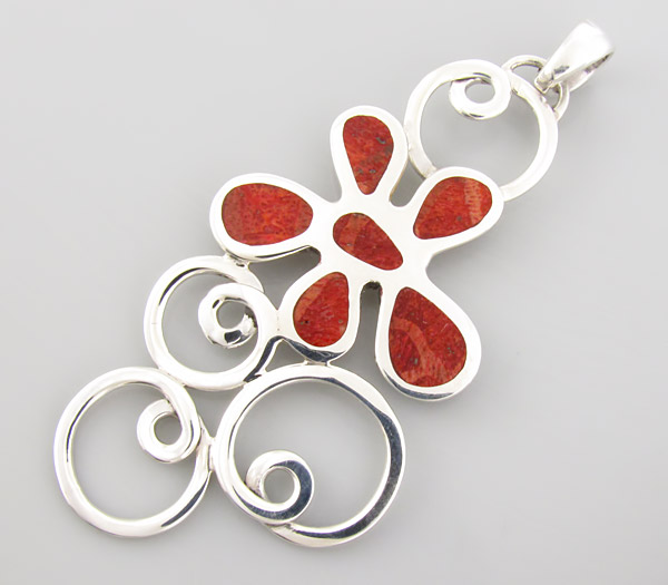 Оригинальный кулон с кораллами