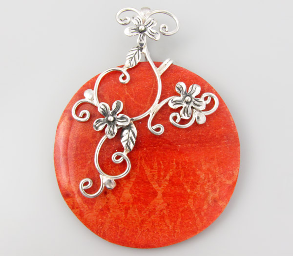 Кулон с кораллом