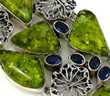Браслет с ярко-зеленым янтарем и насыщенно-синими иолитами Серебро 925