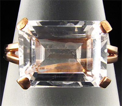 Кольцо с замечательным данбуритом