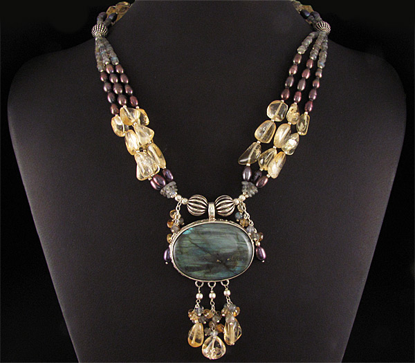 Колье с лабрадоритами, малайя гранатами и жемчугом