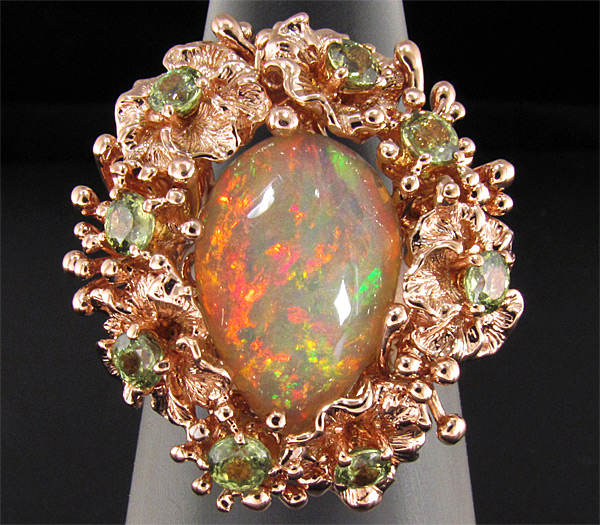 Роскошное кольцо с эфиопским опалом и демантоидами