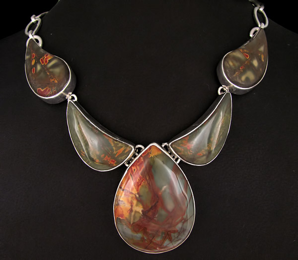 Стильное колье с яшмой