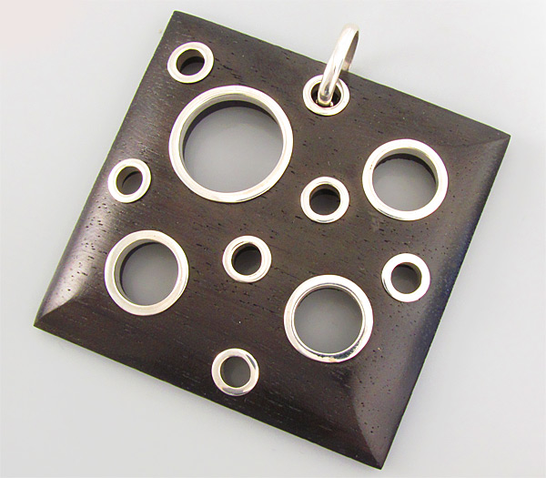 Кулон с черным деревом Sono