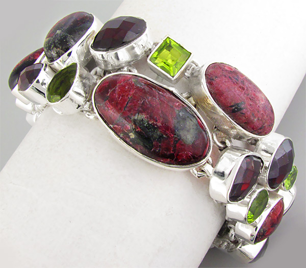 Сапфиры в цоизите, гранаты и перидоты в эффектном браслете