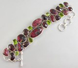 Сапфиры в цоизите, гранаты и перидоты в эффектном браслете Серебро 925