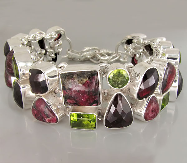 Браслет с сапфирами в цоизите, родолитами гранатами и перидотами