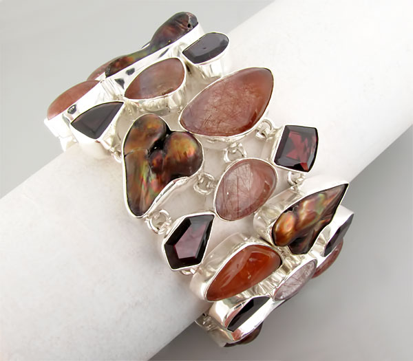 Широкий массивный браслет с рутиловым кварцем, пузырчатым жемчугом и гранатами