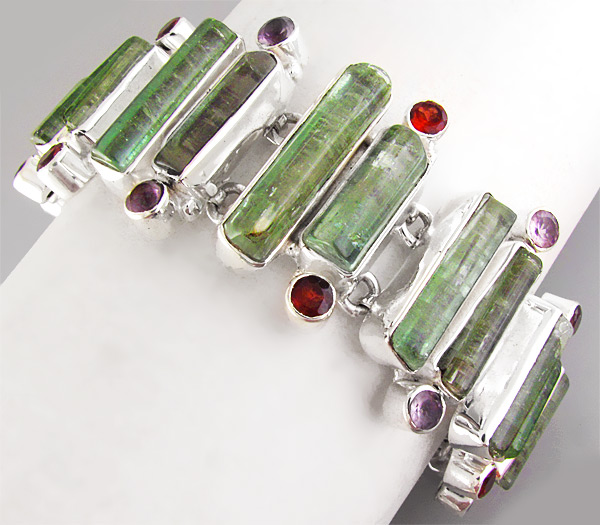 Браслет с кристаллами зеленых турмалинов, гранатами и аметистами