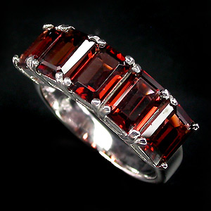 Великолепное кольцо с гранатами