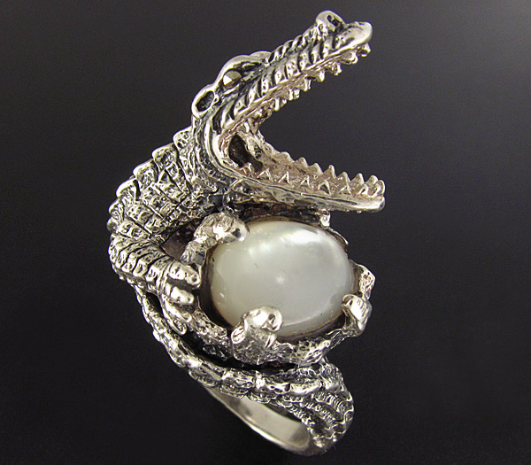 Скульптурное кольцо "Крокодил" с кабошоном перламутра и марказитами