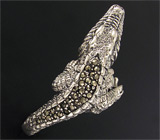 Скульптурное кольцо "Крокодил" с кабошоном перламутра и марказитами Серебро 925