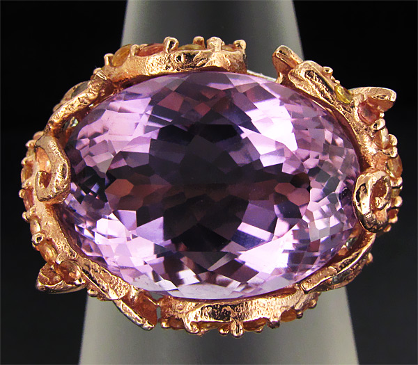 Роскошное кольцо из коллекции "Mia" с превосходным аметистом и сапфирами