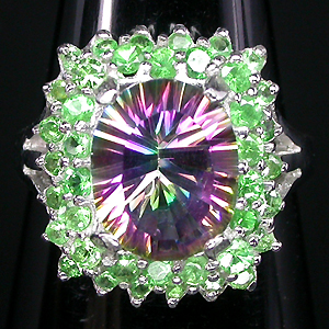 Яркий мистик-топаз в окружении сочно-зеленых цаворитов