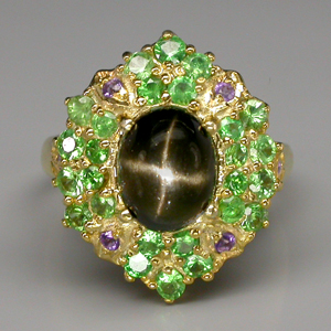 Кольцо из коллекции "Mia" со звездчатым диопсидом, цаворитами и аметистами