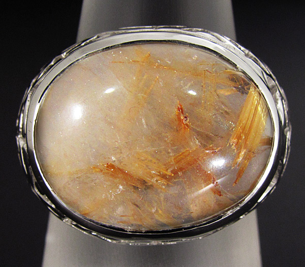 Кабошон кварца с золотистым рутилом в ажурном кольце