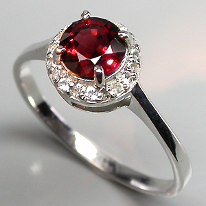 Изящное кольцо с яркой шпинелью