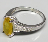 Кольцо с ярким желтым сапфиром и бесцветными топазами Серебро 925