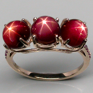 Кольцо из коллекции "Mia" со звездчатыми и пурпурными сапфирами