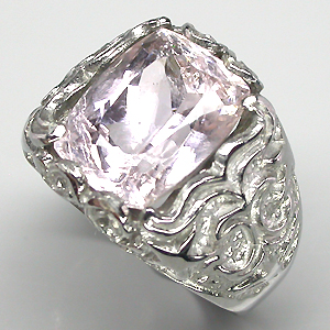 Кольцо с нежно-розовым кунцитом