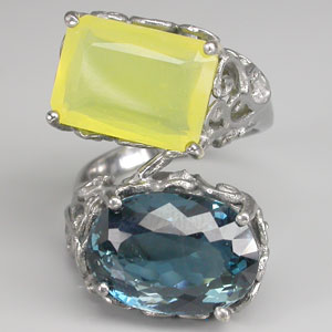 Оригинальное кольцо с насыщенно-синим топазом и желтым опалом