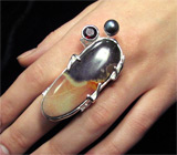 Кольцо с брекцией агата, кварцита и яшмы, гранатом и цветной жемчужиной Серебро 925