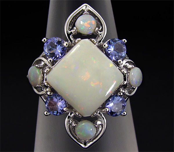 Кольцо с белыми solid опалами и танзанитами