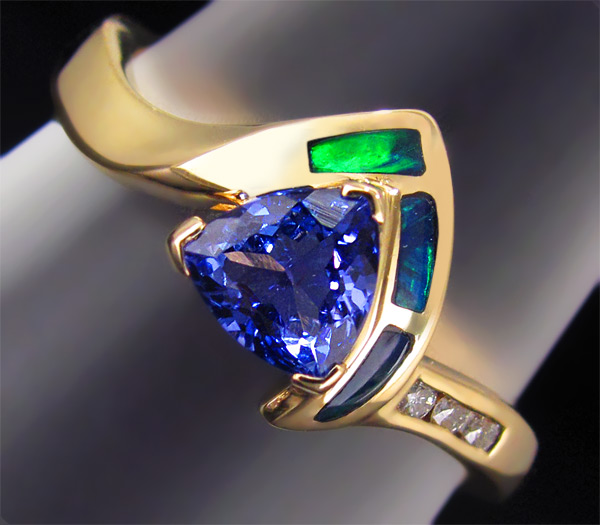 Кольцо с танзанитом, дублет опалами и бриллиантами